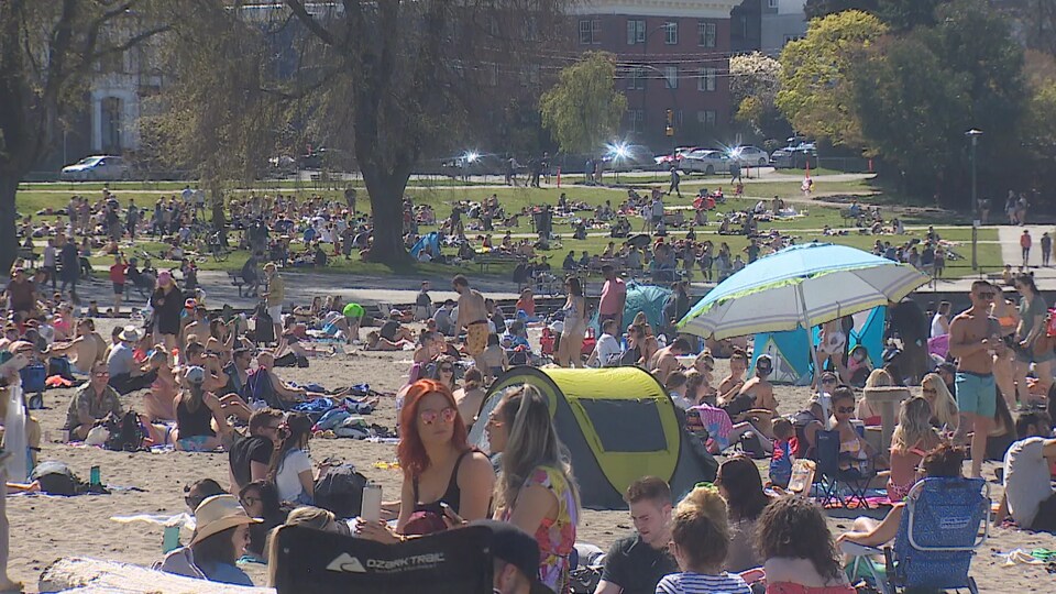 Une foule rassemblée sur la plage de Kitsilano, à Vancouver, le samedi 17 avril 2021.