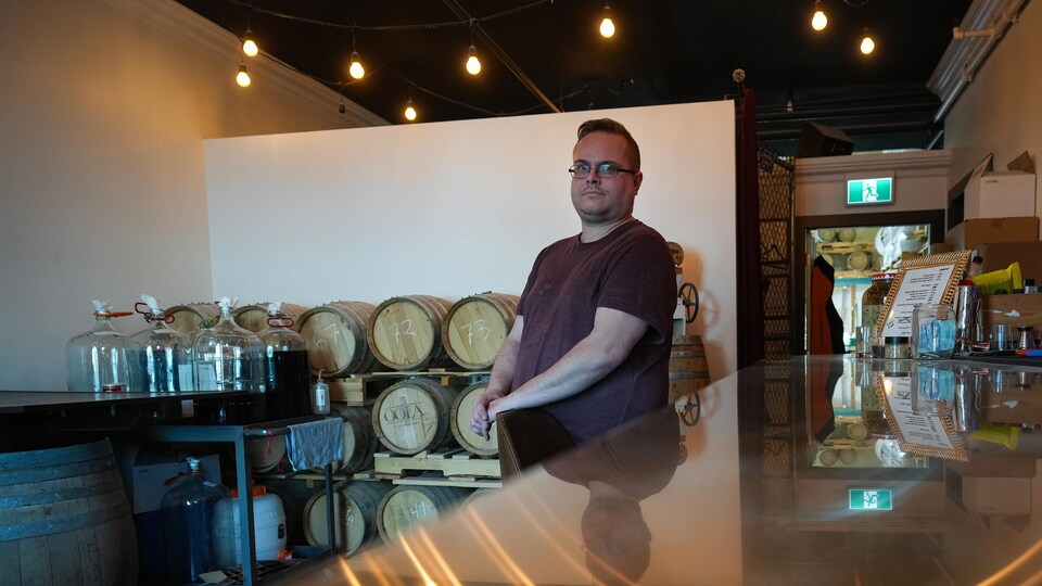 Scott Thompson, le fondateur de la distillerie Mad Laboratory, pose au comptoir de dégustation de son établissement, à Vancouver le jeudi 9 mars 2023.