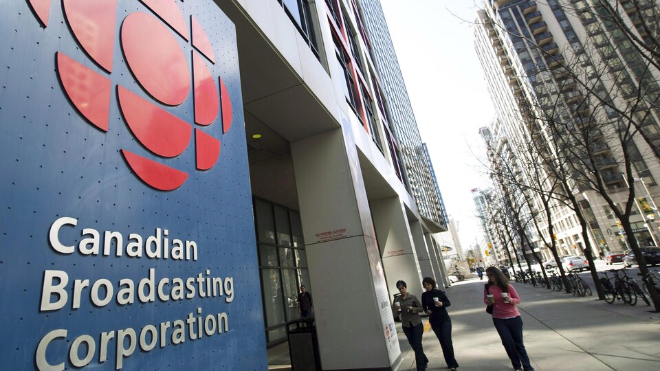 Une entrée de l'édifice de CBC à Toronto.