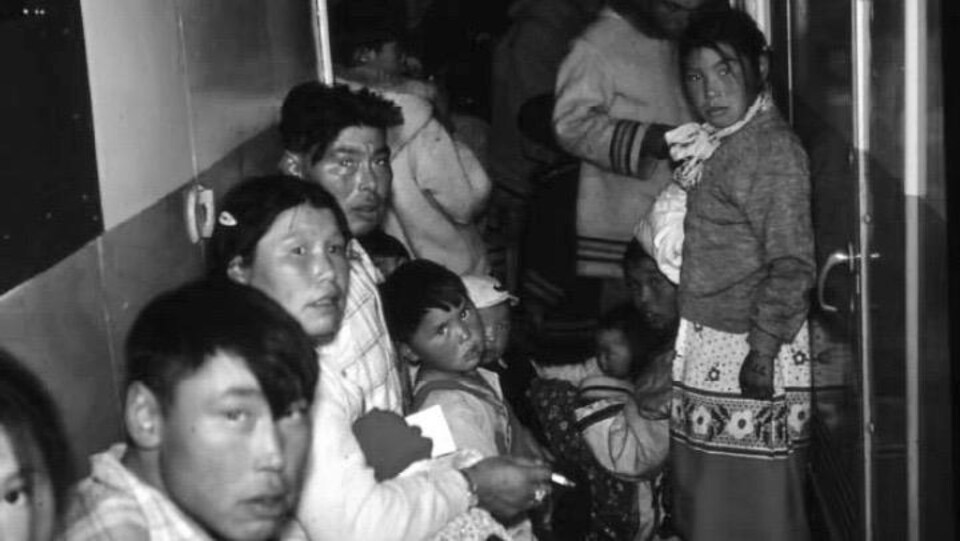 Une photo montre des Inuit qui attendent d'être examinés à bord du navire C.D. Howe.