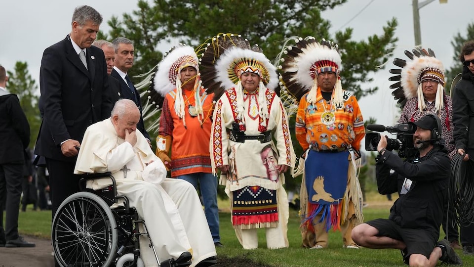 Le pape François prie au cimetière de la nation crie d'Ermineskin, à côté des chefs des quatre Premières Nations de Maskwacis, en Alberta, le 25 juillet. 