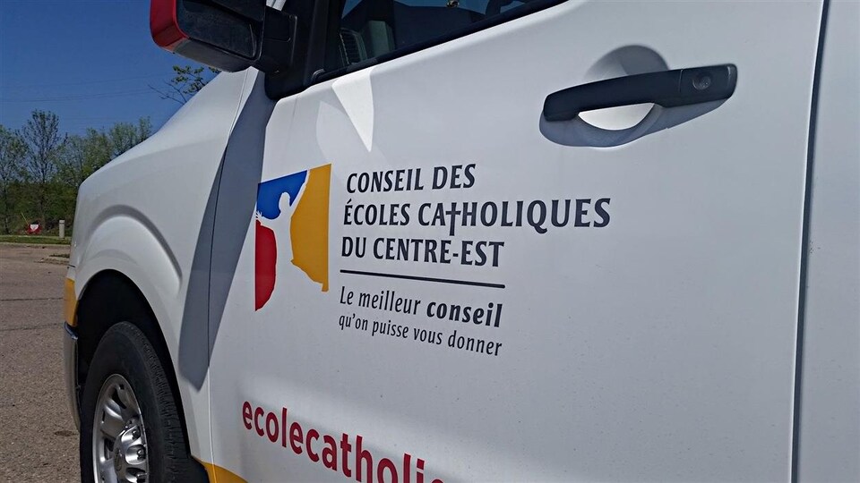 Un véhicule du Conseil des écoles catholiques du Centre-Est avec le slogan « Le meilleur conseil qu'on puisse donner ».