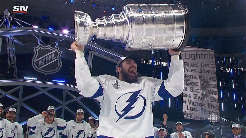 Cédric Paquette soulève la coupe Stanley.