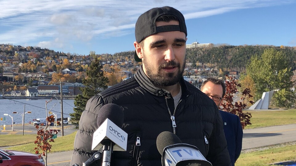 Cédric Paquette, en conférence de presse à Gaspé.