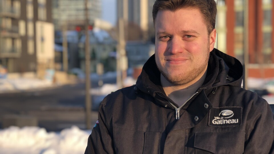 Cédric Tessier pose dans une rue du secteur Hull.
