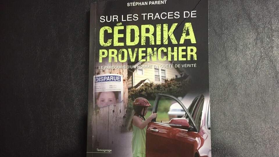Couverture du livre se Stéphane Parent sur l'affaire Cédrika Provencher. On y voit le titre: Sur les traces de Cédrika Provencher - Le parcours d'une homme en quête de vérité, de même qu'une photo sur laquelle on aperçoit une fillette qui tient la portière d'une voiture rouge dans laquelle elle s'apprête à monter,