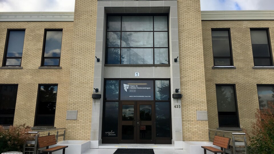 La façade de l'entrée principale du Cégep.
