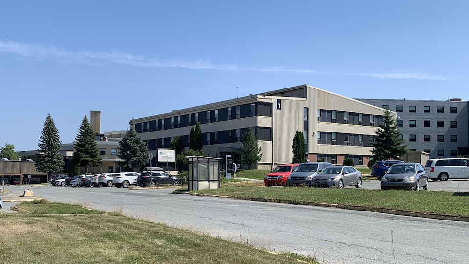 Plusieurs véhicules sont stationnés près du Cégep de l'Abitibi-Témiscamingue à Rouyn-Noranda.