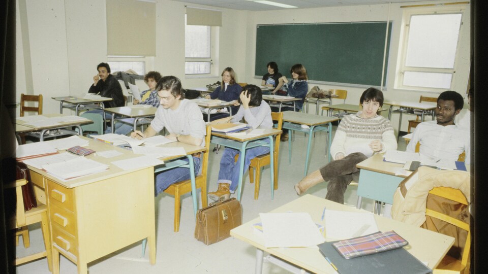 Quelques étudiants assis dans une classe.