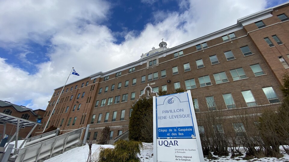 La façade du campus collégial de Gaspé, photographiée en hiver.