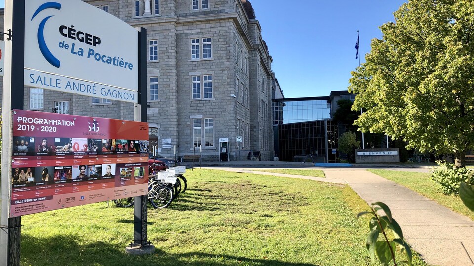 Un grand bâtiment en pierre grise.