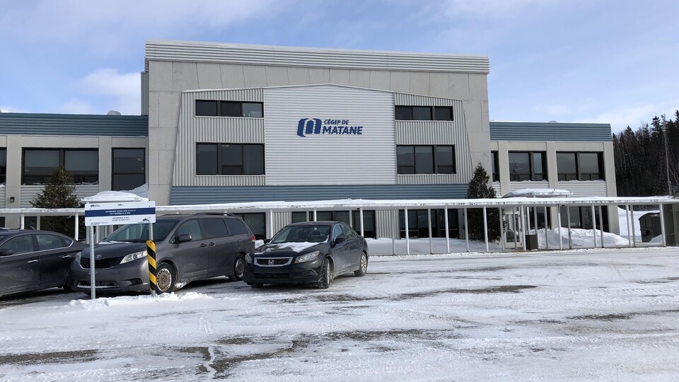 L'une des façades extérieures du Cégep de Matane.