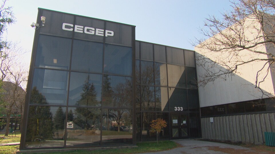L'extérieur du Cégep de l'Outaouais.