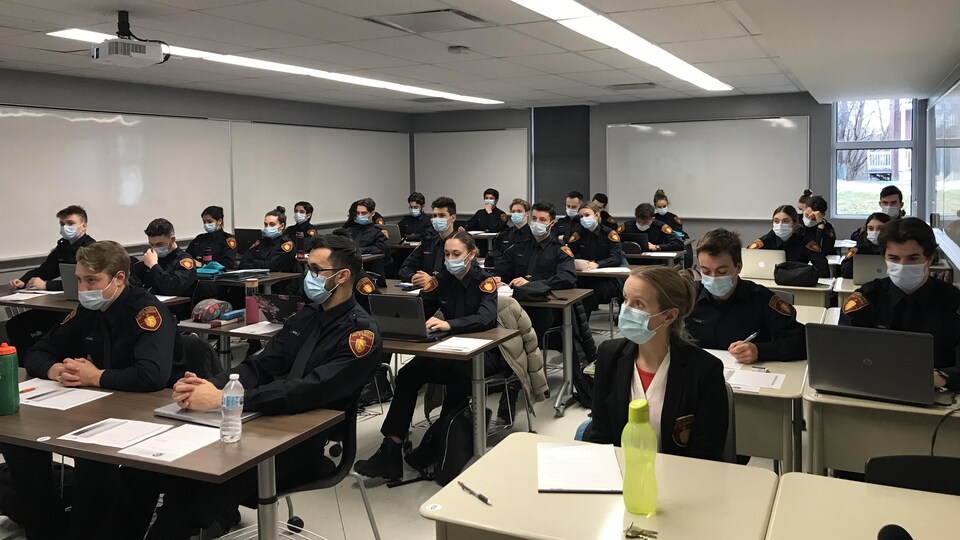 Des étudiants assistent à un atelier de sensibilisation sur les formes de violence faites aux femmes.