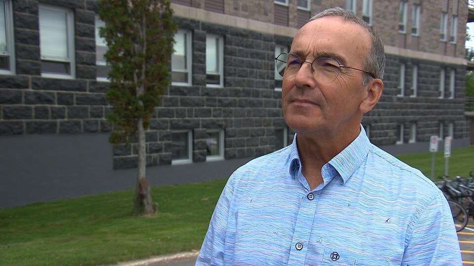 Il accorde une entrevue devant le cégep.