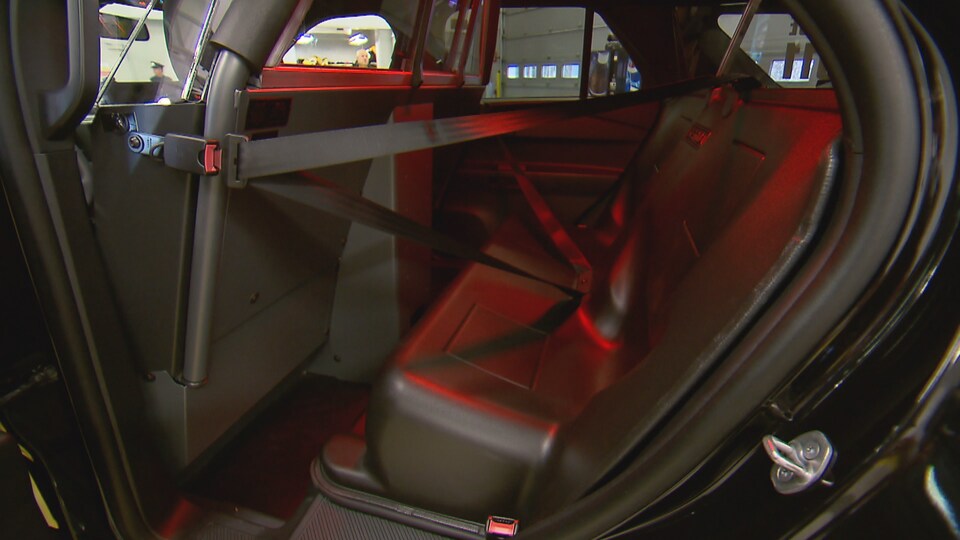 Les ceintures de sécurité à l'arrière des autopatrouilles ont été inversées pour augmenter la sécurité des policiers, lorsqu'ils attachent un détenu.