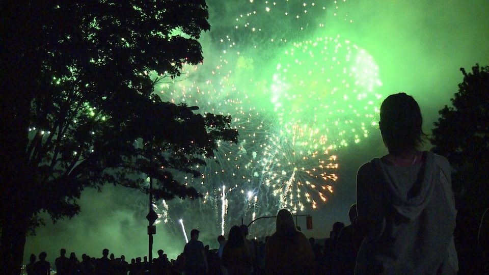 Des gens regardent des feux d'artifices à Vancouver.