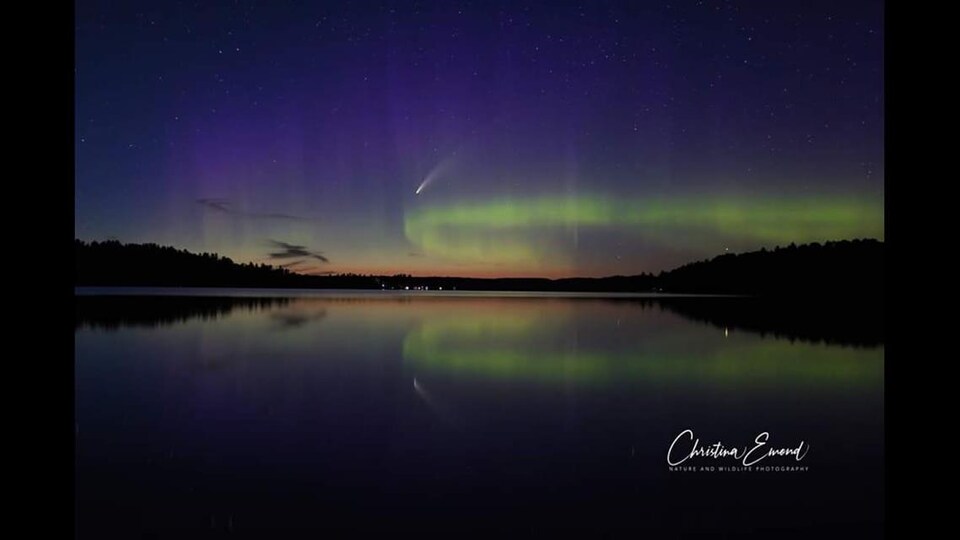 Celestial Dance: une aurore boréale et une comète.