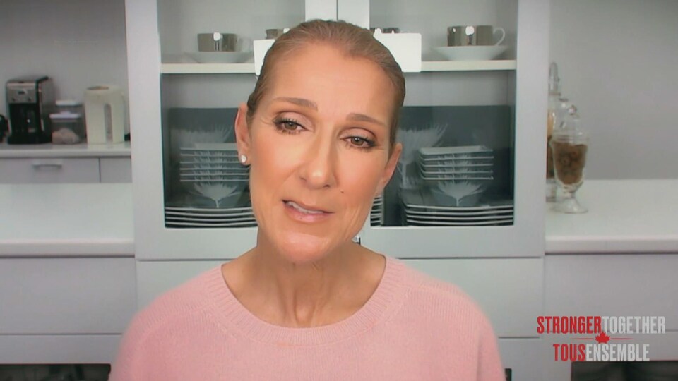 La chanteuse Céline Dion s'adressant à la caméra, dans sa cuisine.