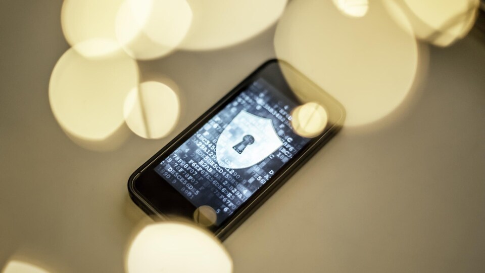 Un cellulaire affiche un bouclier muni d'une serrure de sécurité.
