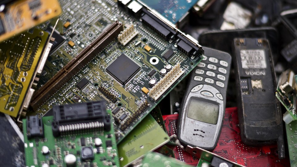 Un bric-à-brac de pièces et d'appareils électroniques usés.