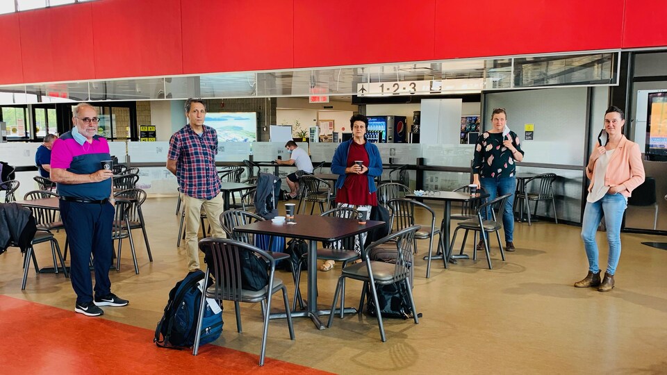 Cinq intervenants à l'aéroport.