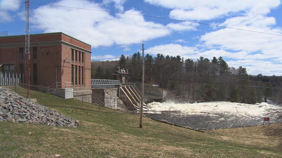 La centrale et le barrage sur la rivière.