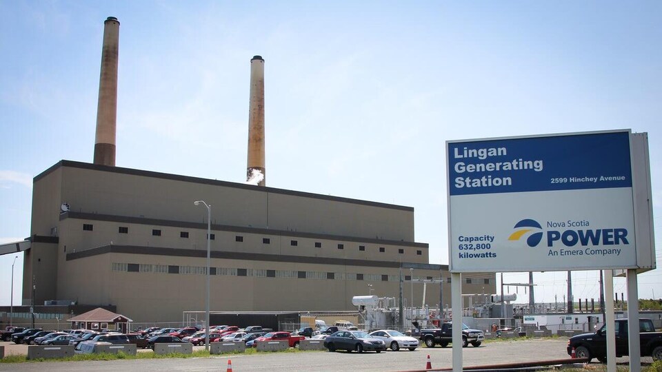 La centrale, ses deux cheminées et son enseigne.