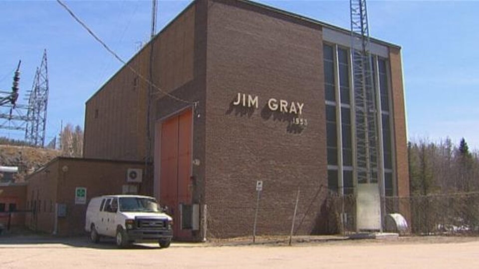 La façade de la centrale Jim Gray.