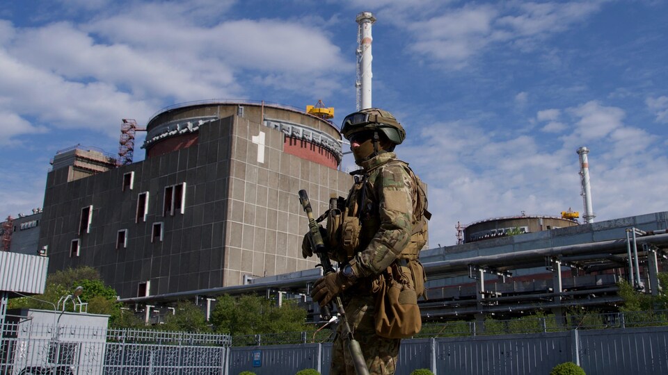 Un soldat russe devant la centrale nucléaire de Zaporijia.