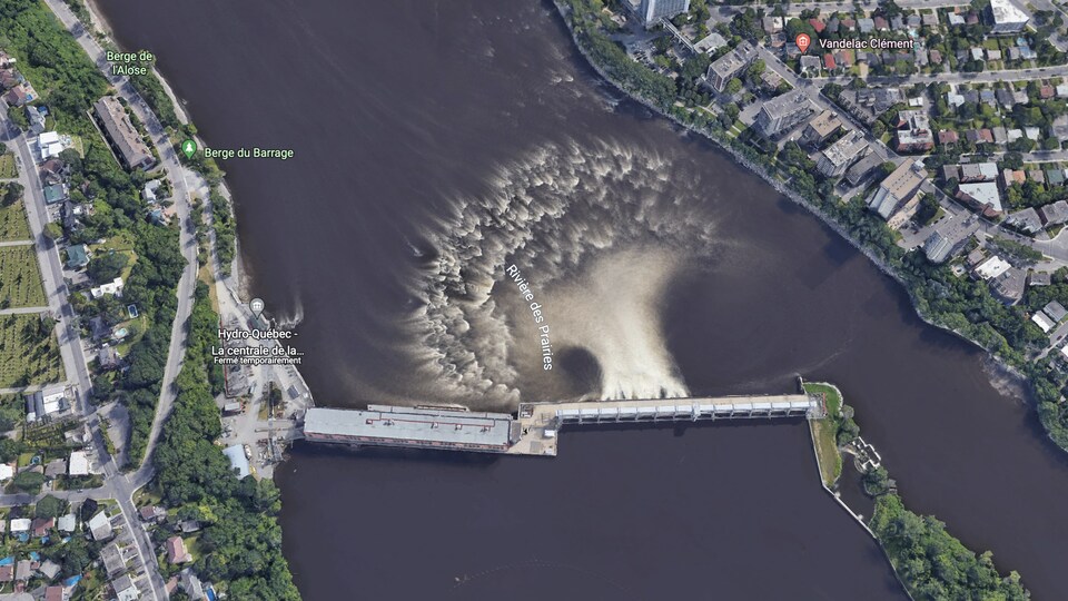 Vue aérienne du barrage de Rivière-des-Prairies. On voit clairement le déversement d'eau non turbinée, à travers l'évacuateur.