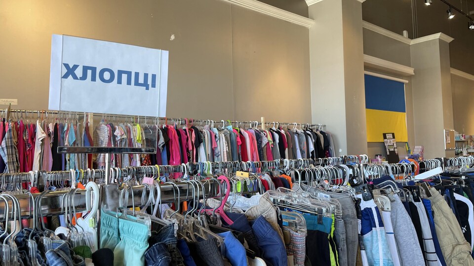 Des vêtements d'enfants.