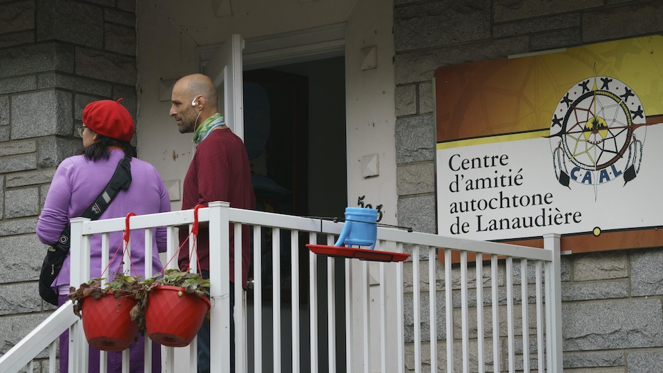 Des intervenants devant le centre d'amitié autochtone de Lanaudière à Joliette.