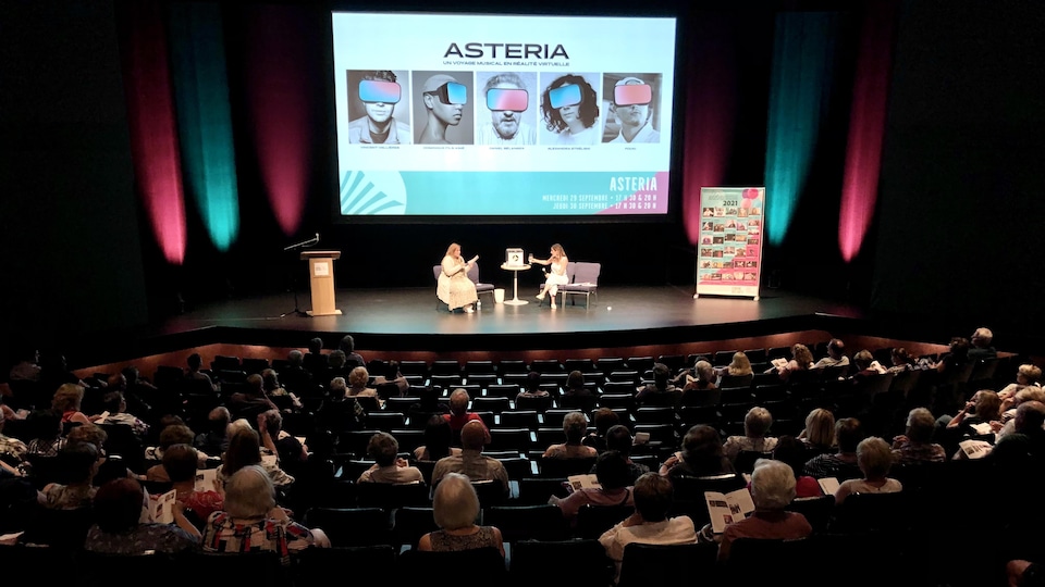 Une trentaine de personnes assistent au lancement dans un auditorium.