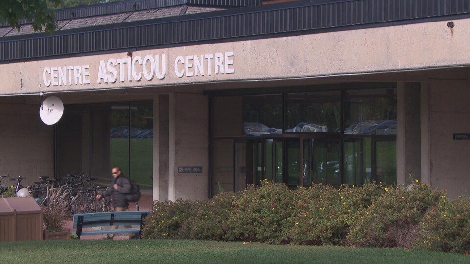 Un homme sort du centre Asticou