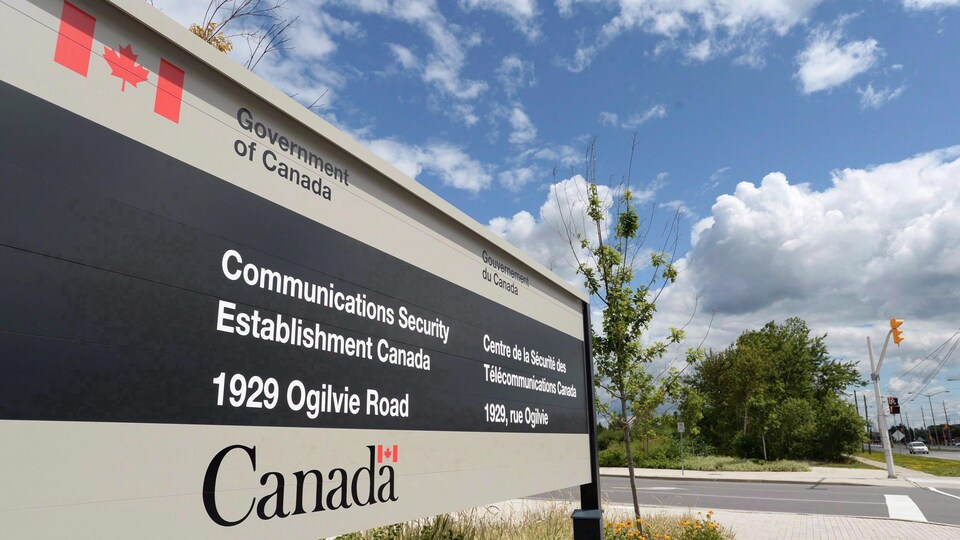 L’enseigne devant l’immeuble abritant le Centre canadien de la sécurité des télécommunications à Ottawa