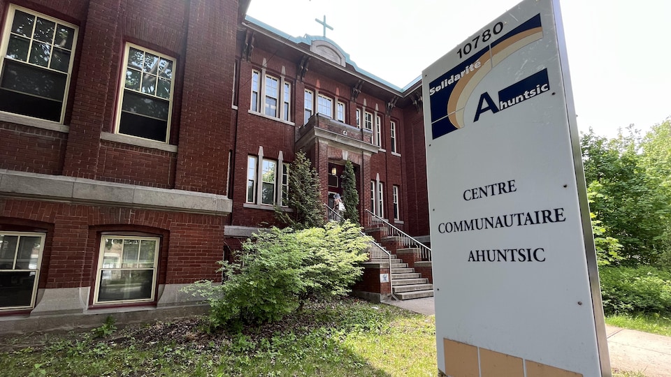 Facade of Ahuntsic Community Center.