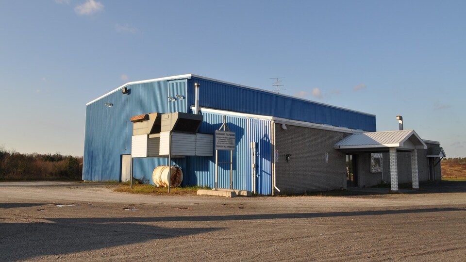 Le centre communautaire au milieu d'un champ.