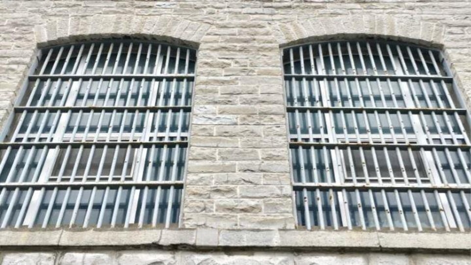Deux fenêtres barricadées d'une prison.