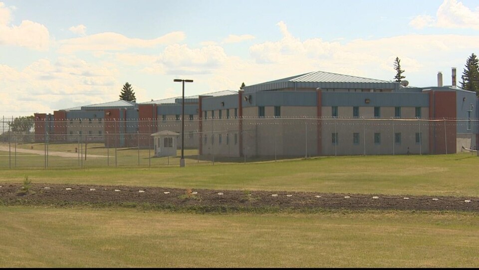 Le centre correctionnel provincial de Regina, par une journée ensoleillée.
