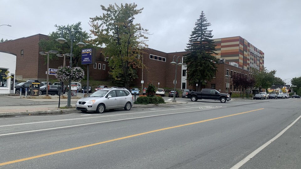 Des voitures sont stationnées devant le Centre Dave-Keon.