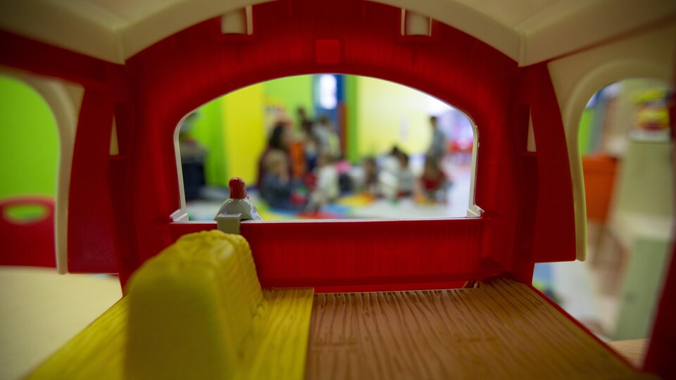 Une classe dans une garderie vue à travers une maison en Lego.
