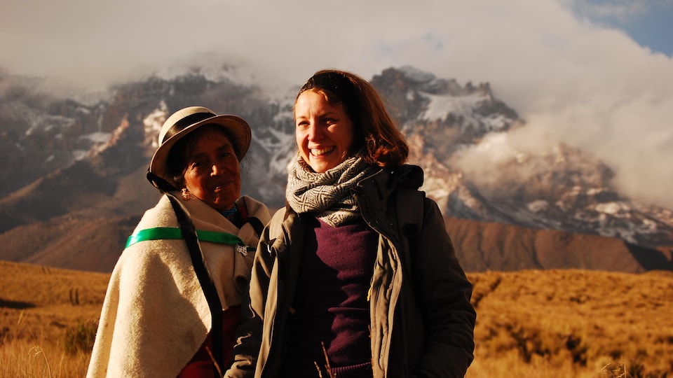 Deux femmes souriantes en montagne. 