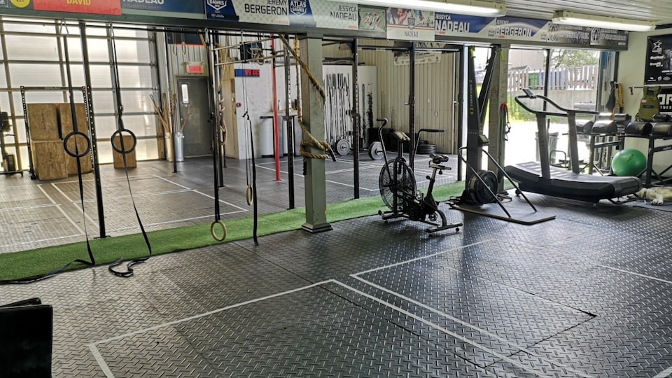 Une salle de sports.