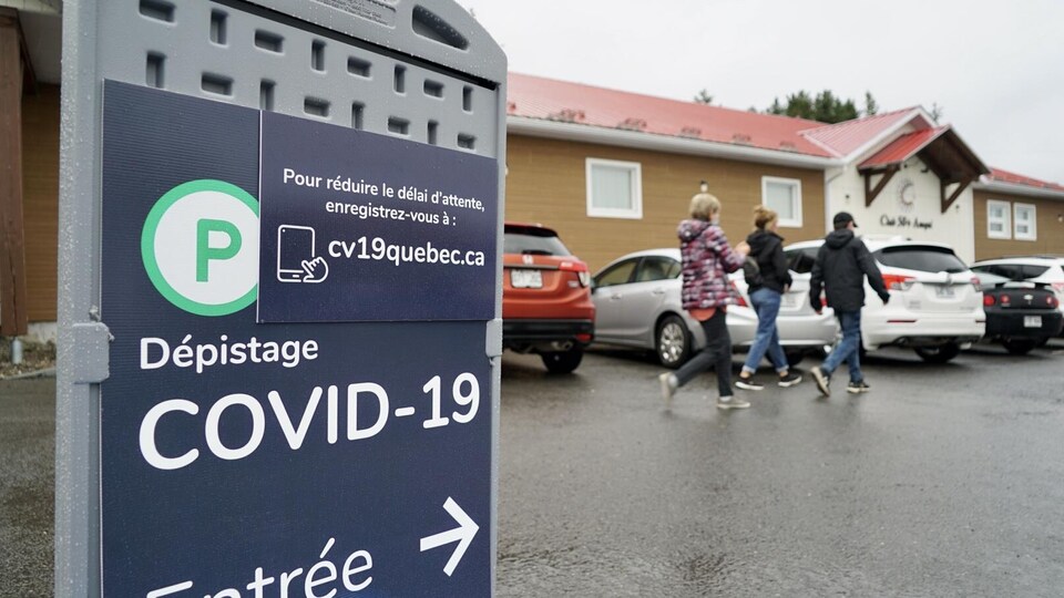 Un panneau indique l'emplacement du centre de dépistage.
