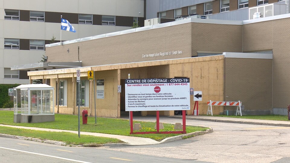 Le centre de dépistage de COVID-19 de Sept-Îles est adjacent à l’hôpital. 