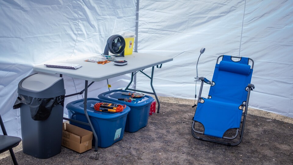 Une chaise à côté d'une table pliante avec de l'équipement médical pour assurer des injections sécuritaires d'opioïdes (archives).