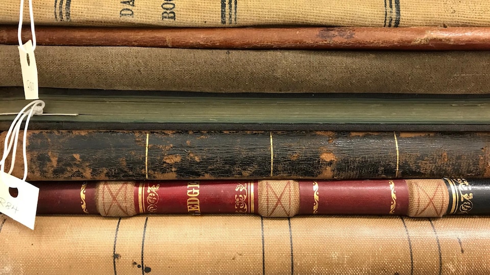 Vieux livres empilés