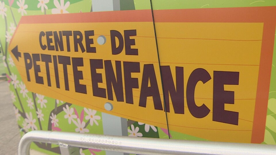 Murale colorée où il est inscrit: Centre de Petite Enfance.