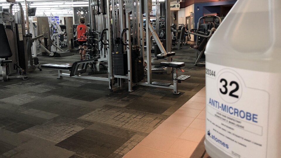 Une bouteille de désinfectant dans une salle d'entraînement.